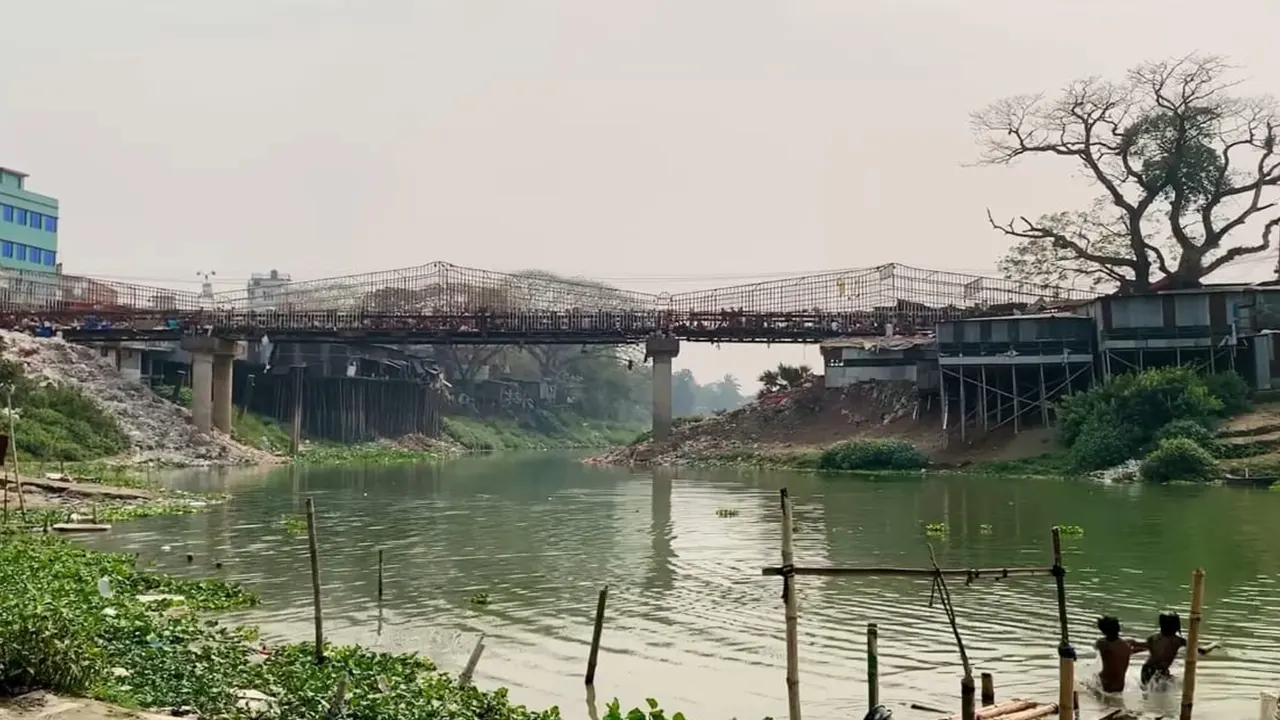 ফরিদপুরের তিতুমীর বাজার ও হাজী শরীয়তুল্লাহ বাজারের সংযোগ সেতু। ছবি : কালবেলা